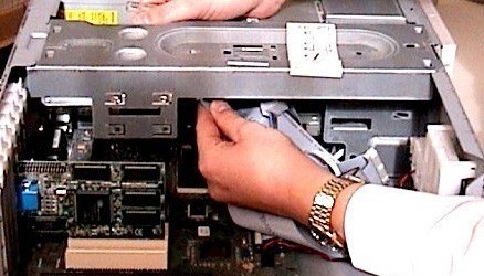 صيانة الحاسوب والشبكات תיקון מחשבים וניהול ורשתות تأهيل صاحب مهنة للعمل في مجال صيانة وتصليح أجهزة الحاسوب و الشبكات . شروط القبول: لمن أنهى 12 سنة دراسية. المواضيع الدراسية: 1.مقدمة...